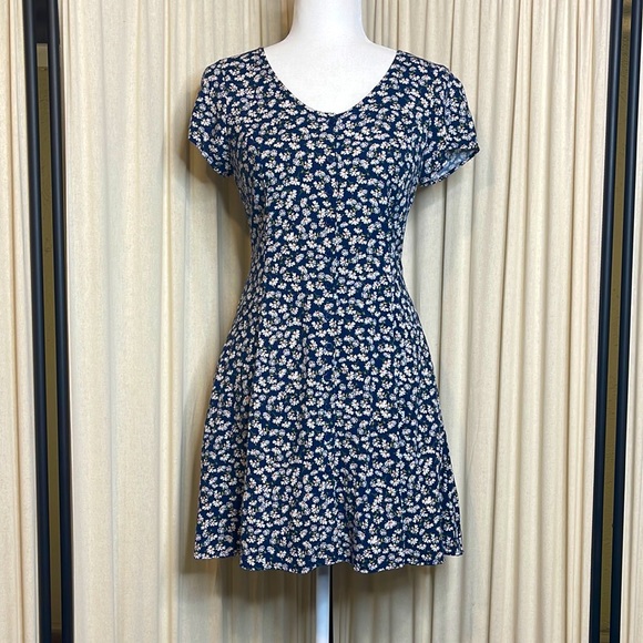 Band of Gypsies Dresses & Skirts - EUC- BAND OF GYPSIES NAVY BLUE FLORAL DAISIES BUTTON DOWN DRESS SIZE SMALL